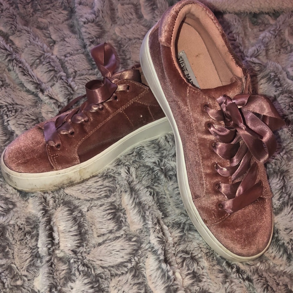 SLIGHTLY USED STEVE MADDEN SNEAKERS